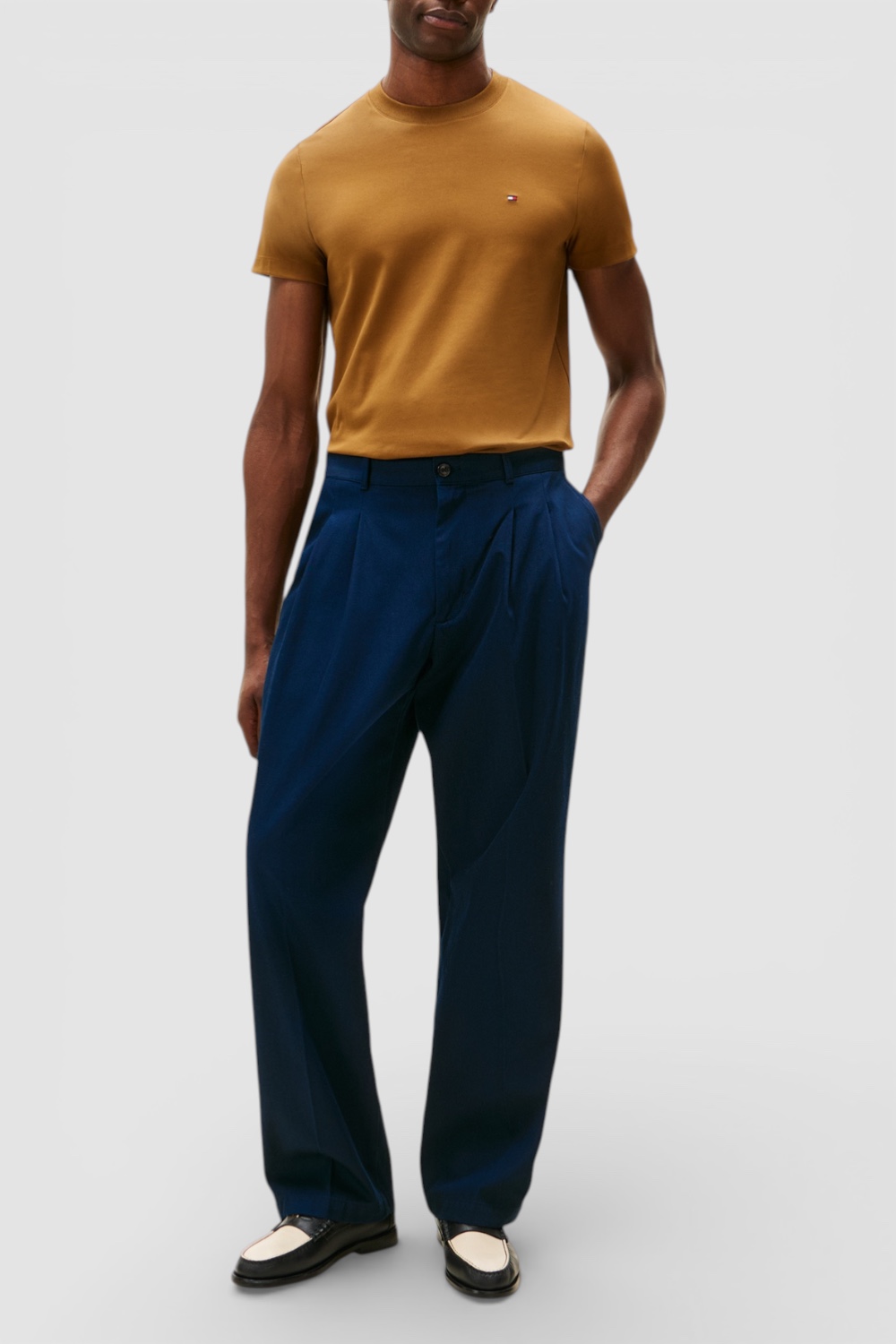 תמונת כל הלוק של חולצת טי